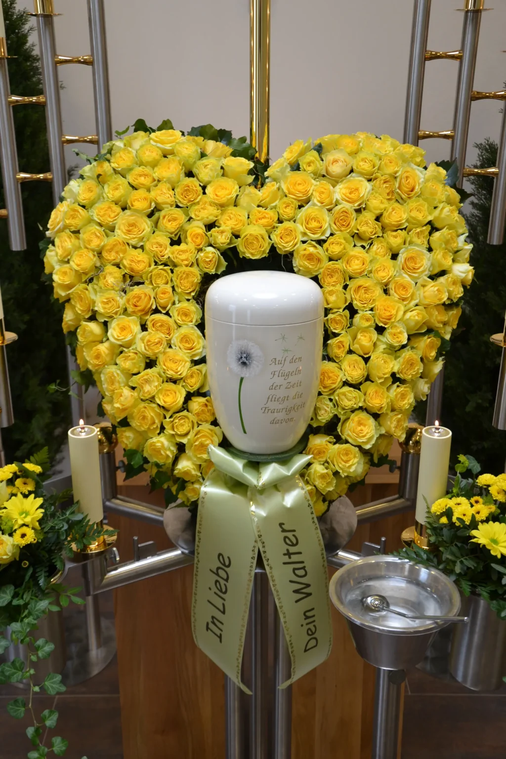 Urnenherz mit gelben Rosen
