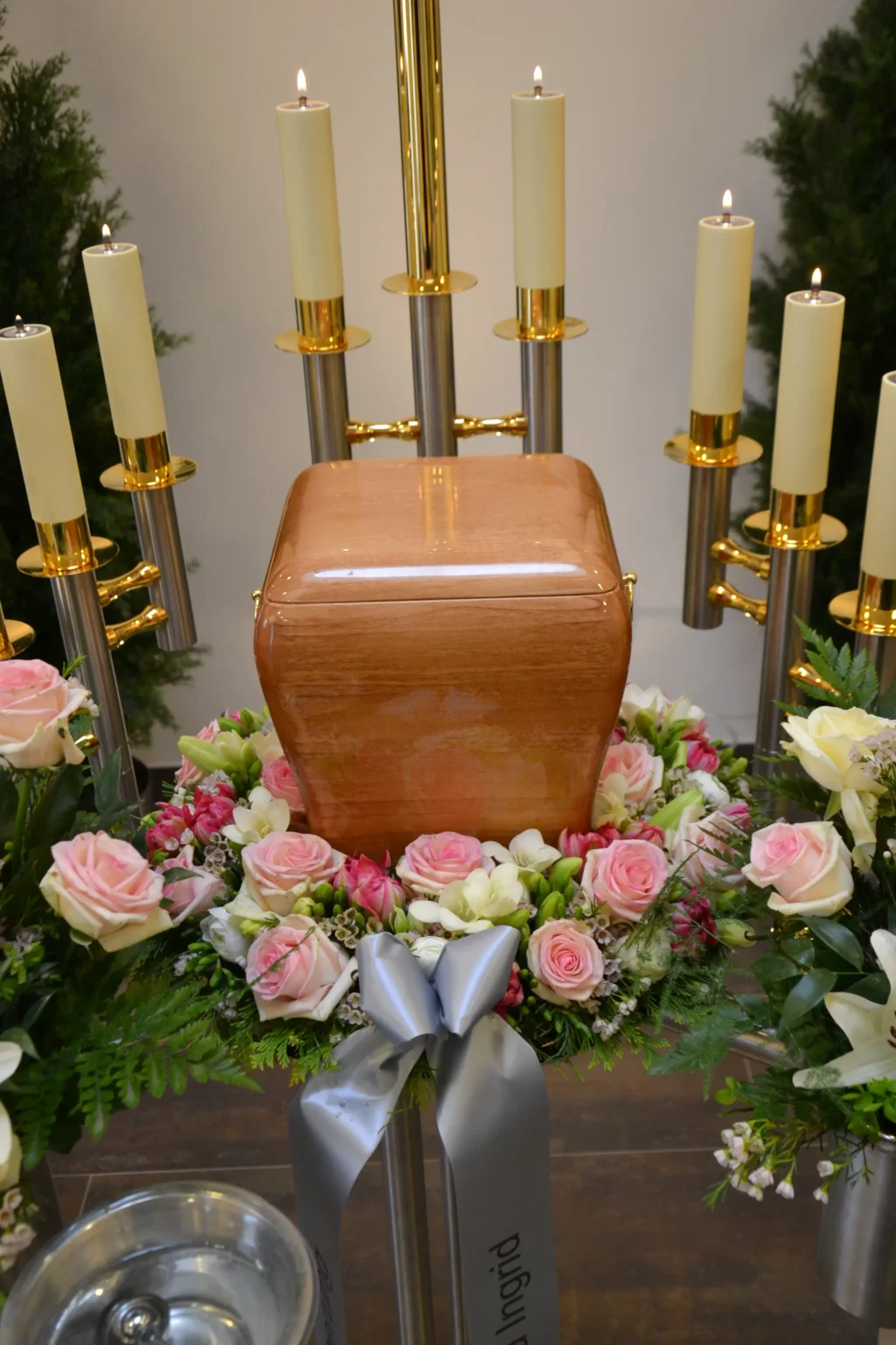 weiße Rosen Freesien